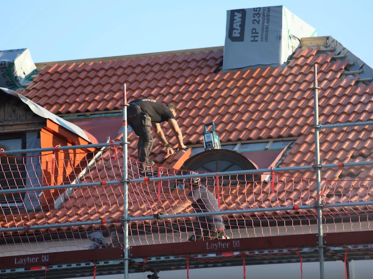 Chantier de rénovation de toiture en tuiles avec échafaudage