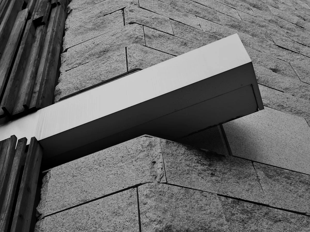 Chéneau en zinc en rive d’une toiture en ardoise